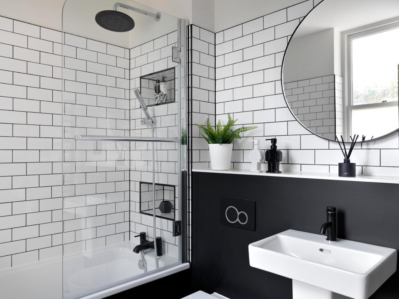 Student Castle Studio Apartments - Free Parking Bath Bagian luar foto