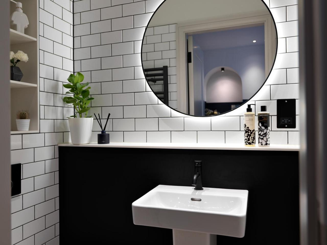 Student Castle Studio Apartments - Free Parking Bath Bagian luar foto